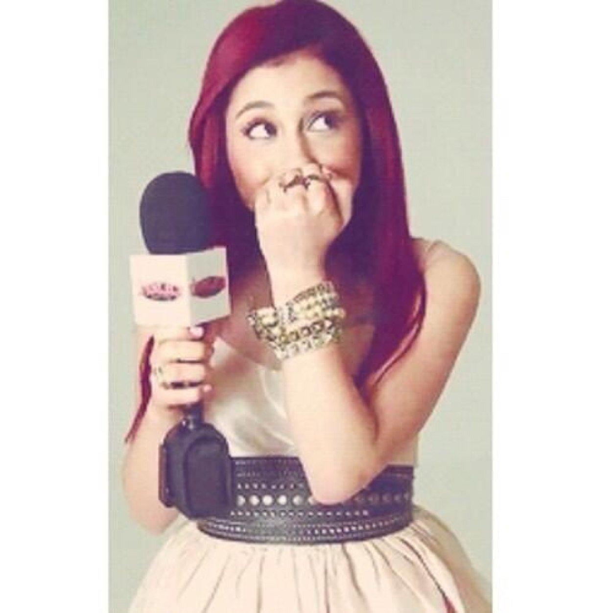 follow @Arianaster