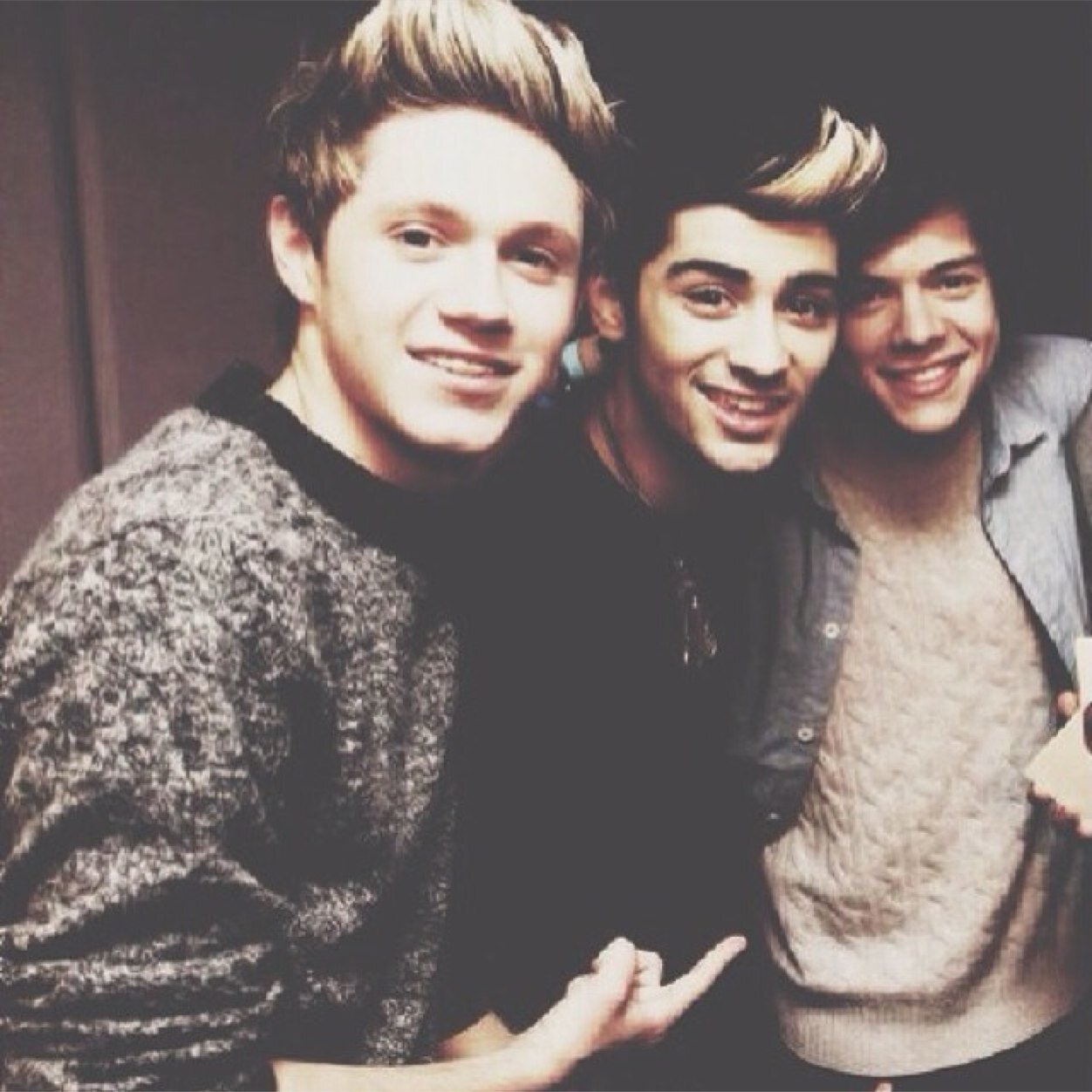 follow icrytomlinson and i will rt 5 of your tweets, favorite 3 of them, and dm niall your username. :)