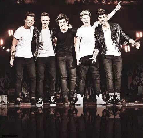 One direction no son solo dos palabras si no un sentimiento, las sonrisas de enamorada y y un mundo donde ser tu mismo. Little & Powerful Directioners