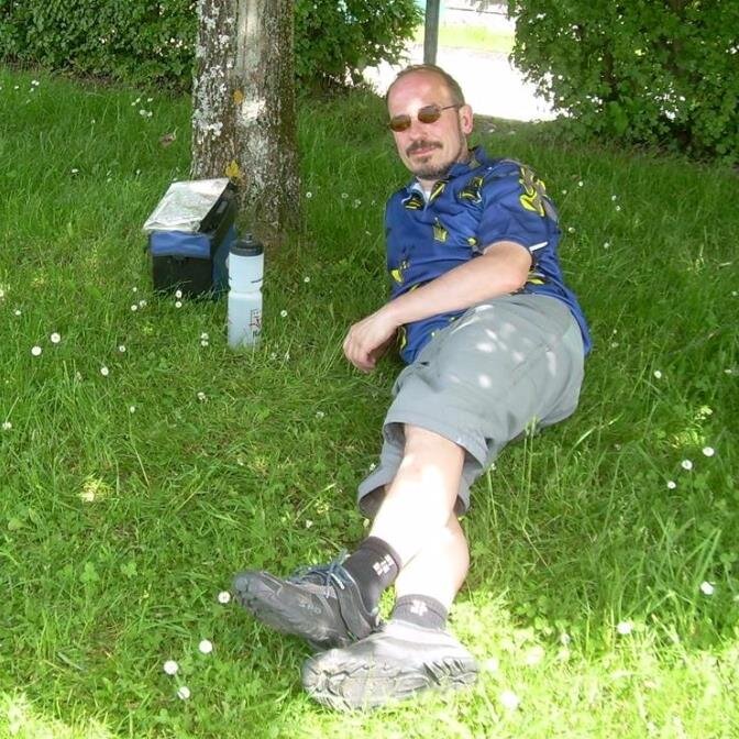 Sammelwütige Leseratte, eifriger Freizeitreiter, ehrgeiziger Jogger und Radler. Twittere Neues aus der Bücherwelt und aus meinen Interessen.