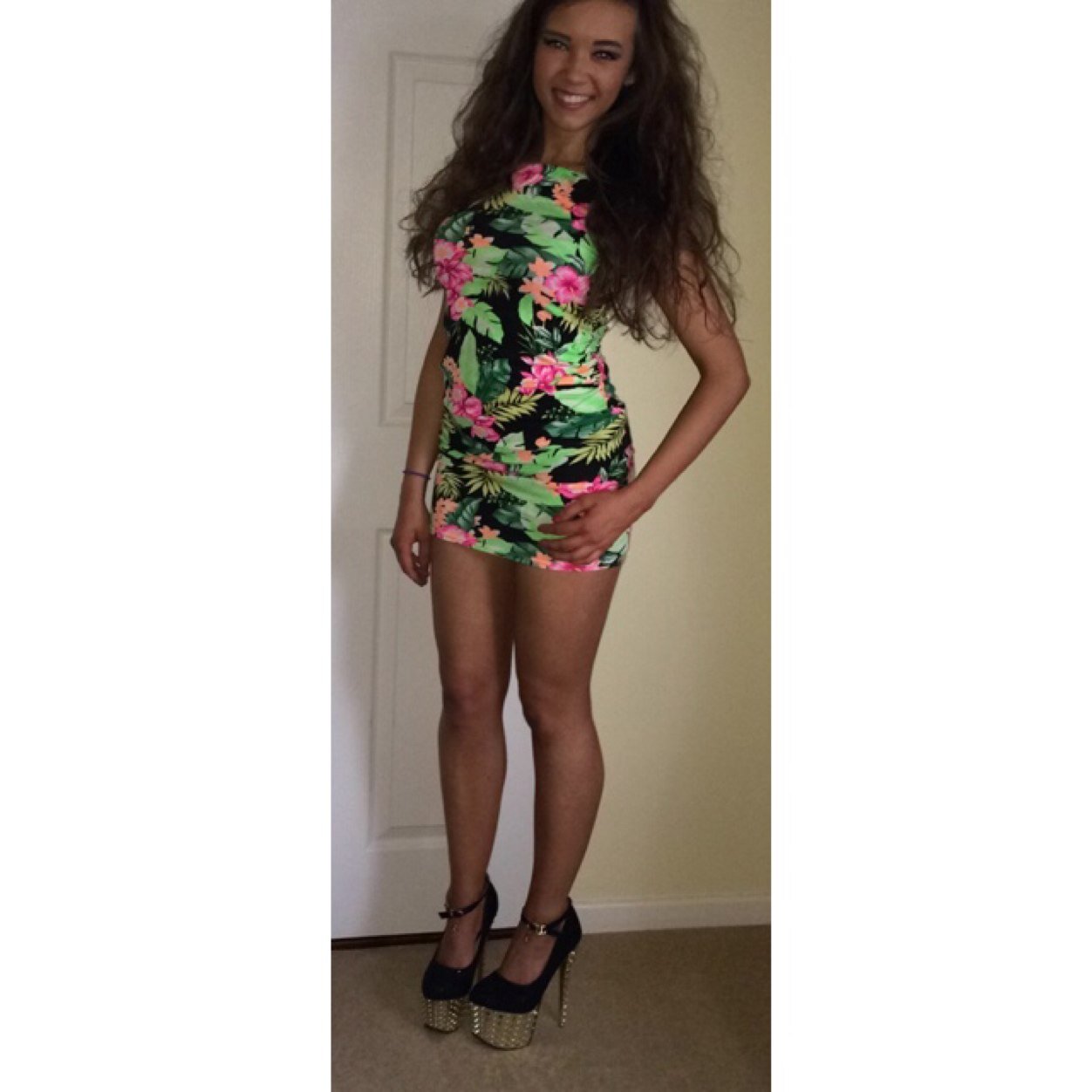 Hi its @nosexwithjoey, Follow sarah cos cute, hot, funny, kind, attractive and unreal banter. Plus I follow her. Xxx