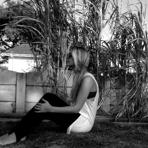 She left pieces of her life behind her everywhere she went, its easier to feel the sunlight without them she said. ♥