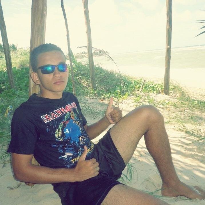 ' Superar é preciso , seguir em frente é essencial olhar pra tras e perda de tempo passado se fosse bom era presente '