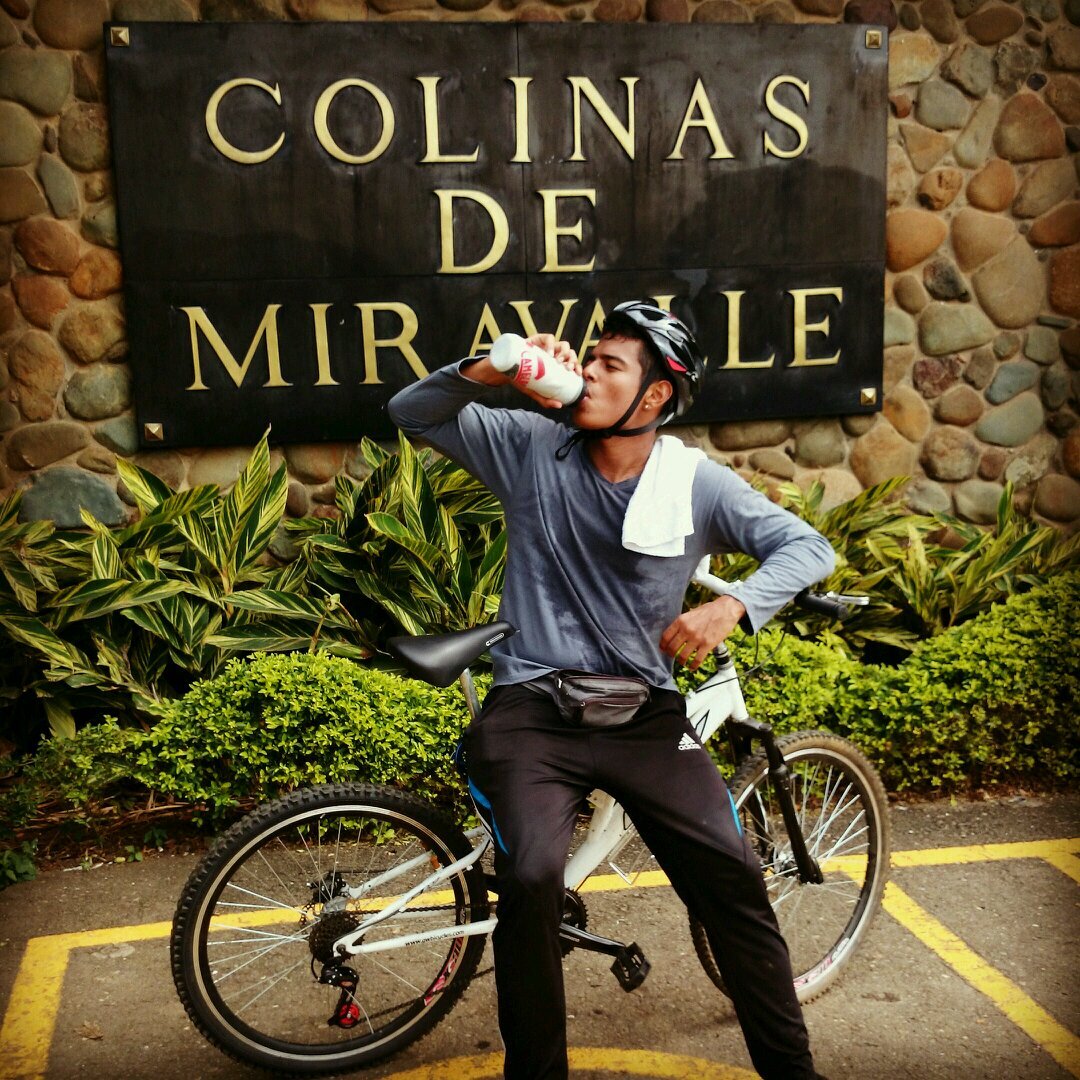 Economista, amante del tenis.