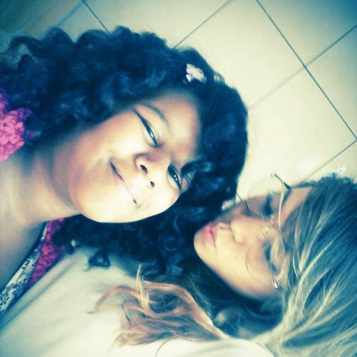 sou fofinha sou simpatica adoro brincadeira meus cabelos e enrolados e sou fa da 1D