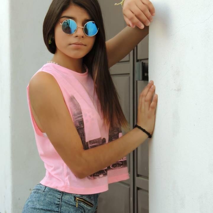 oiss adoro pizza e gomas !! sou  Belieber,Smiley,Directioner, 
Rihanna Navy ,Barbiez e faço parte da 5SOSFamily 3 series : teen wolf 3