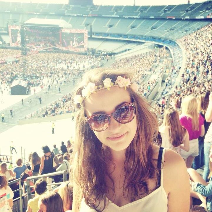 go follow @harryztyIes she follow back if you ask her