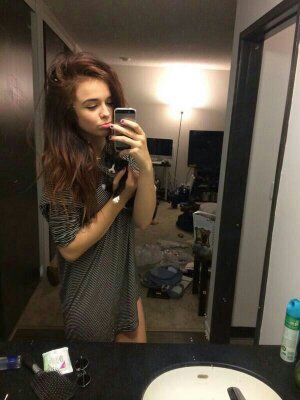 ciao sono Alaska, sono good, ho un nome atrano e tanti gatti, la mia bio ha fame