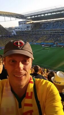 pai, comerciante, nadador, amo esportes e ler sobre negocios.