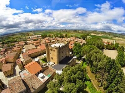 Licenciado en ADE por la UR, y viticultor en Sajazarra (La Rioja).