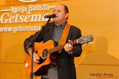 Cristão,casado com uma mulher virtuosa, pai de um filho lindo, adorador por chamado, escolhido por amor, graça, e misericórdia