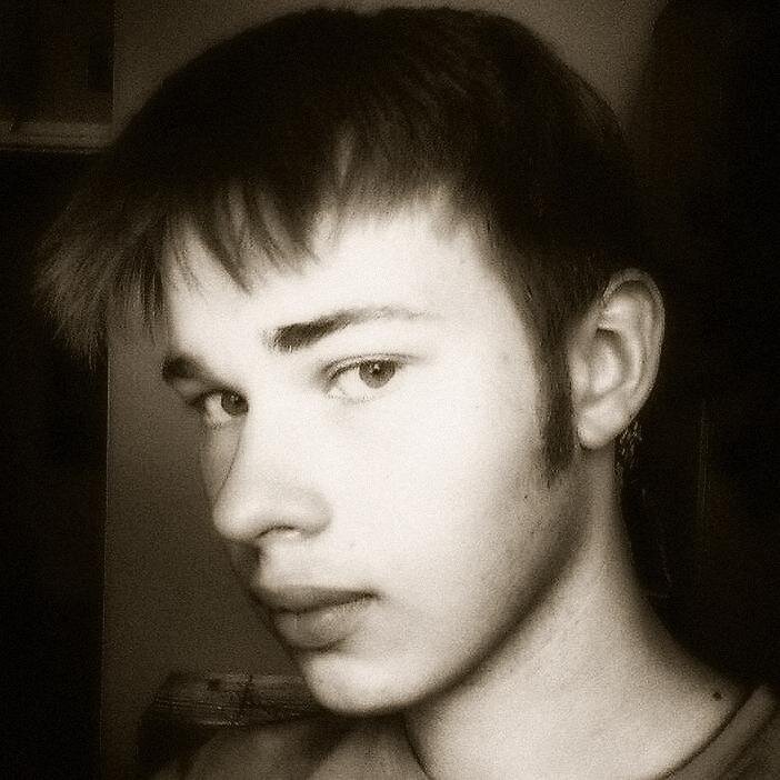 EstaPl's profile picture. About me? So, let's ask me.