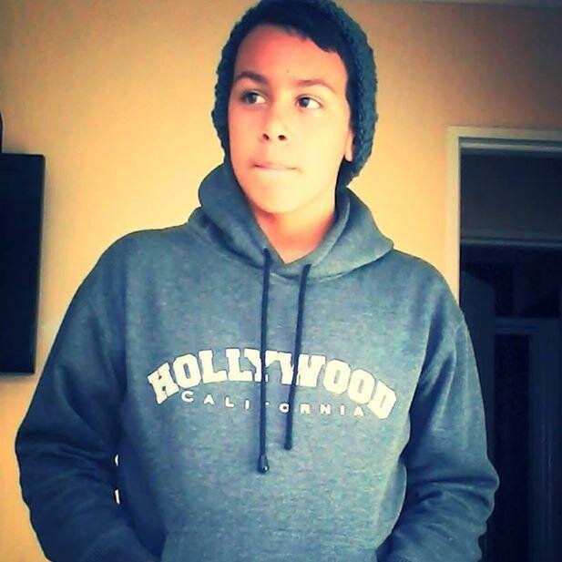 food....CHICAGO BULLS....games.....laughs.....MUSIC :)...i follow back too...sorry if i dont im not always on twitter please try and get that :)
