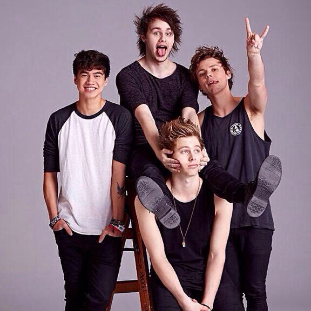 Please can you follow @punk_hood1996 and help me reach my goalt thanks❤️