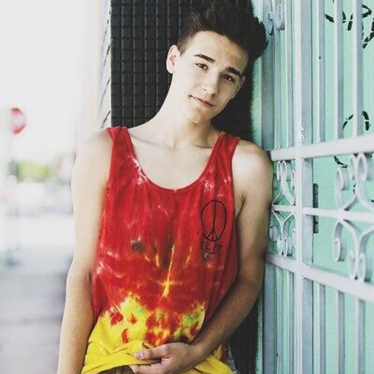HEY GUYS PLEASE PLEASE PLEASE FOLLOW @_whitesidesluv