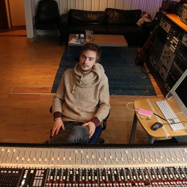 nialllennons's profile picture. A reasonably competent Sound Engineer, if you need help with anything, just give me a shout.