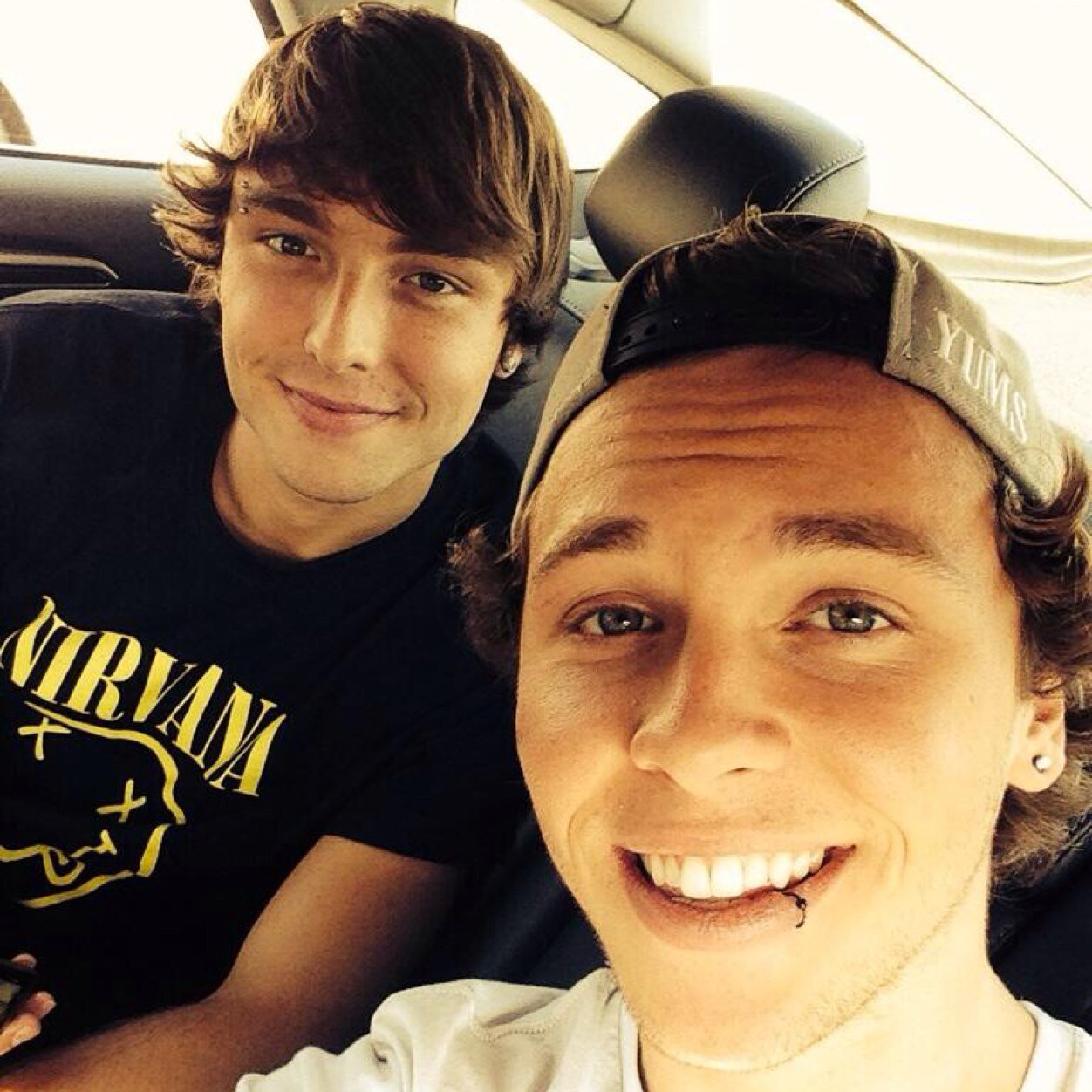 StromBromies's profile picture. falling through an indigo kaleidescope