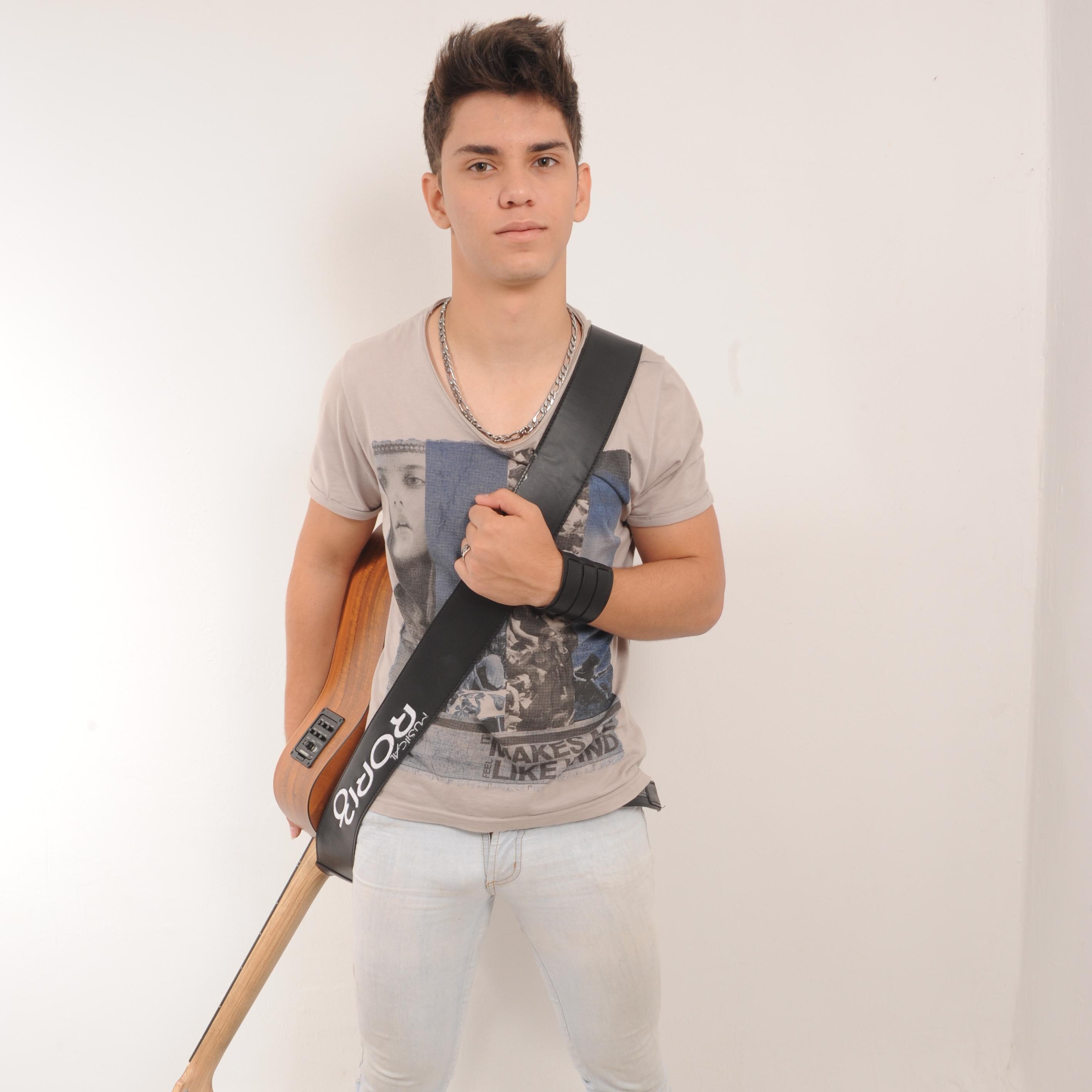 Cantor e Compositor.