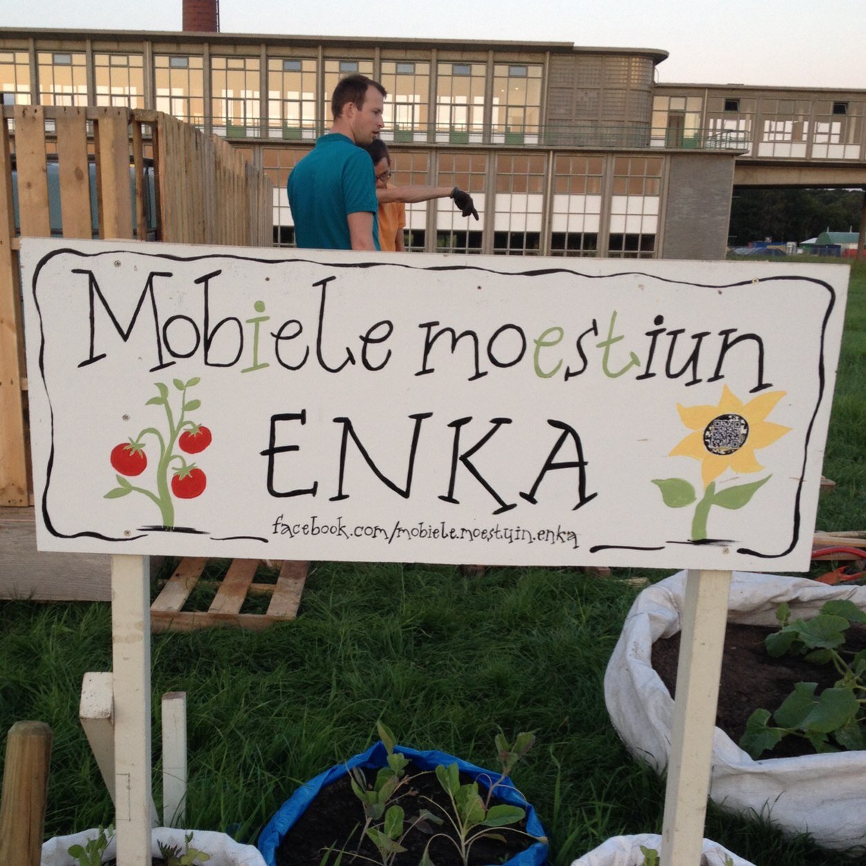 Tussen de monumenten op het oude ENKA fabrieksterrein ontstaat een mobiele moestuin | stadslandbouw naar Berlijns model | duurzaam | fun | ontmoeting | Ede