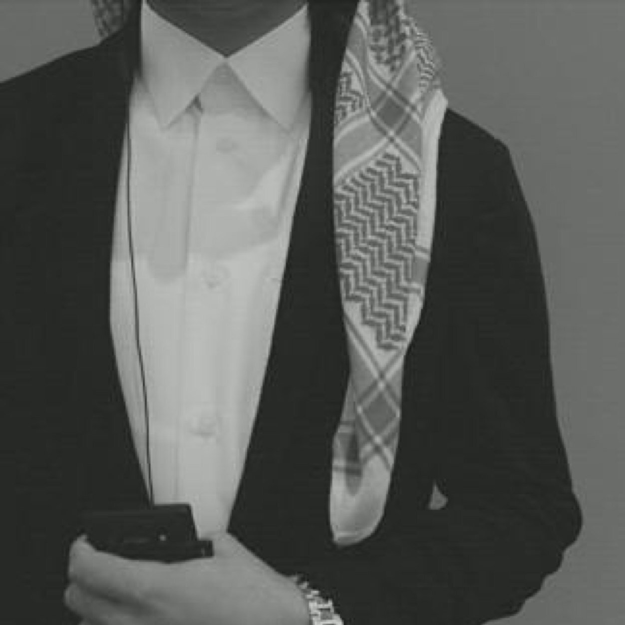 تغريداتي هي إنٺقاء واخٺيار لمُفرداٺ ٺلذذٺ بقراءٺها ، بعضها بواقع اعيشه ﹏ ✍، #شخصيتيِ الوآقعية لآ تعكس معظم حروفي” 
لِي حُرية الٺعبير و لکَم حُرية المُٺابعه