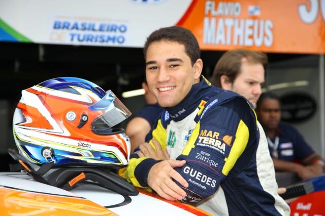 Piloto de Corridas,Servo de Deus,Namorado da Lara,disputo o campeonato brasileiro de turismo e a f-1600.