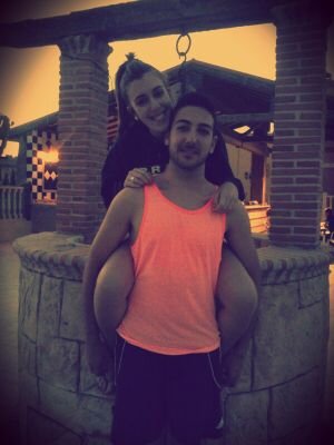 94. Música como droga. @mari_7394 mis ganas de empezar cada día con una sonrisa desde el 21/08/13. Algo que te gusta tanto, nunca será una perdida de tiempo.