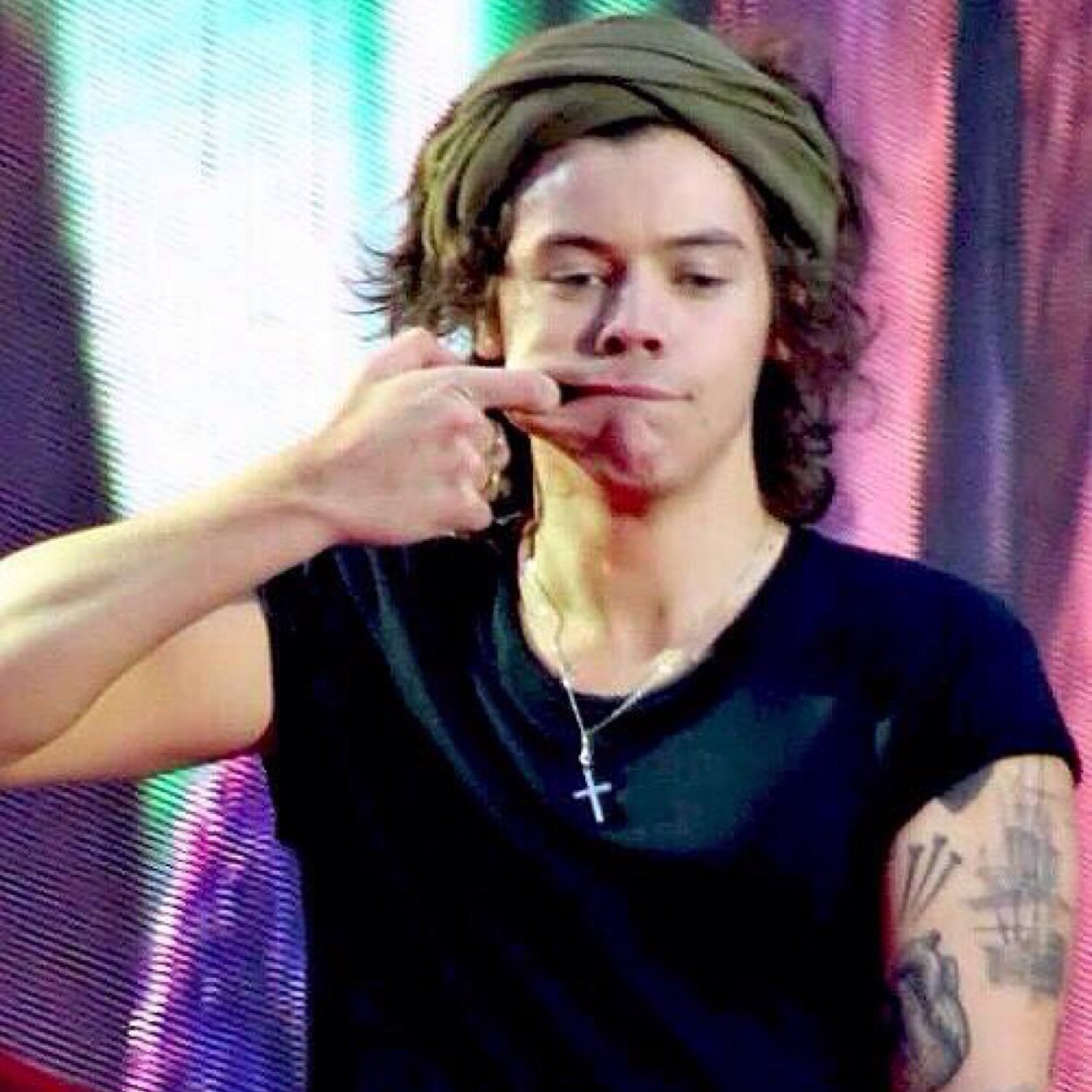 GO AND FOLLOW @iHaroldsFeets AND @iHarrysmiiles BC I JUST GAVE YOU A FREE FOLLOW, THAAAAAAAANKS. xx