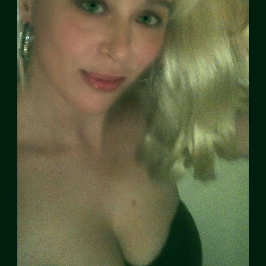 uniqe9's profile picture. The only depressing thing about being this amazing on Twitter is that I can't follow myself.