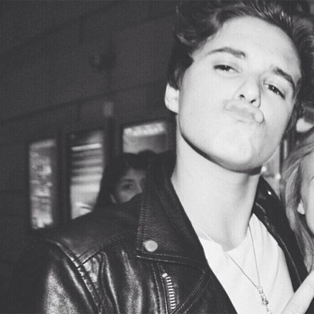 Hi babe :) this is a free follow so please follow @IlseReyesR and if you want ask for a dm to brad