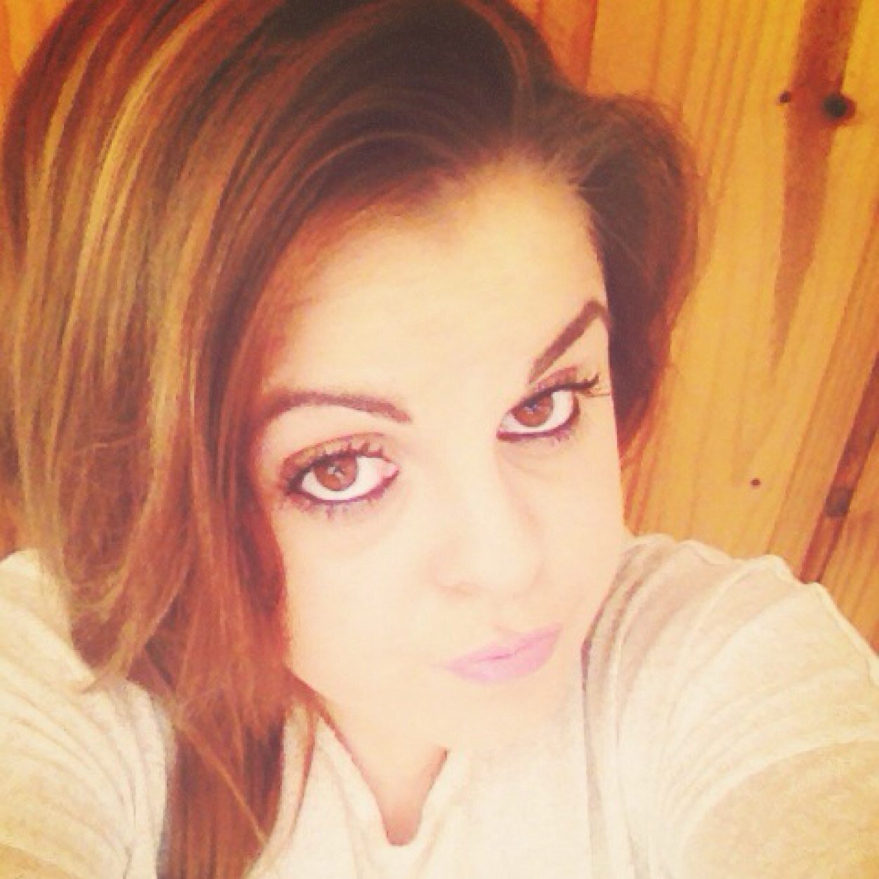 Name tracey harrington , im 22 , from cork , tweet me and i tweet back :)