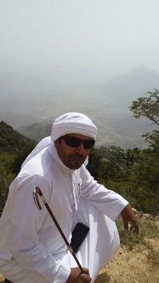 ‏‏‏‏‏‏أنا تمرة الأحباب حنظلة العدا ... أنا غصة في حلق من عاداني ‏