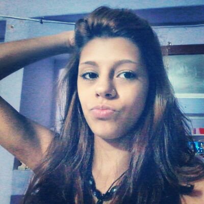 Aquariana, 19  anos, biomédica, desorganizada, paranóica, tenho nojo de quase tudo, amo livros e animais.