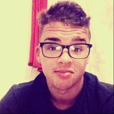 Prazer Leonardo 1,70m Ator,compositor,cantor,jogador e mentiroso :D