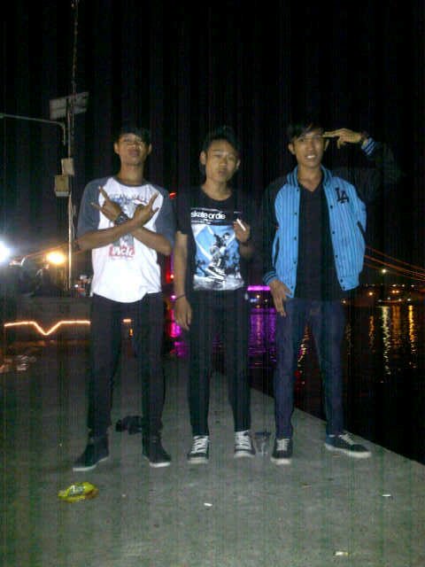 mangement ϑ̝̊̅ dhruva band yang ϑ̝̊̅ isi 5 personil nya utahra(vocalis) rohim(gitaris) heru(gitaris) egak(basis) ari(drummer)