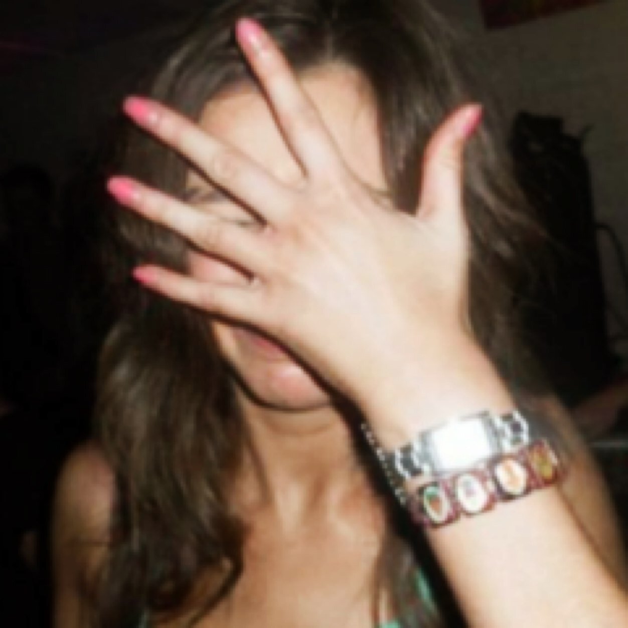 oi gentinha aqui é um grupo de elounor shippers entao se ta interessada de sambar me um grupo manda na dm rs