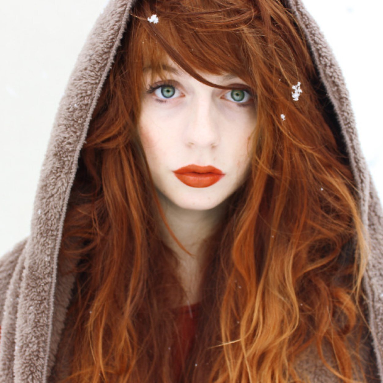 18 • ¿Qué soy? No lo se / Puedo controlar la nieve / Mis ojos cambian de color segun mis emociones / Un pasado doloroso / ¿Puedo congelarte? Seria divertido.