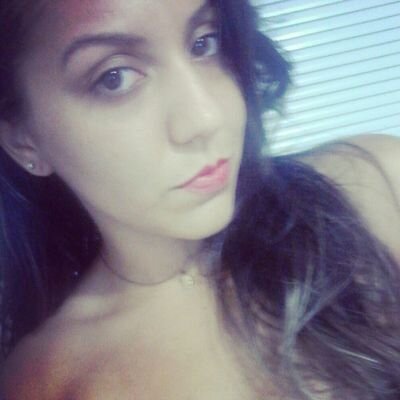 leonina estudante de quimica louca,  mas determinada..Menina com cara de mulher vice-versa