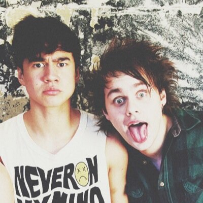 GO FOLLOW @DELUXETOMLINSON ASK FOR A FOLLOW BACK :)