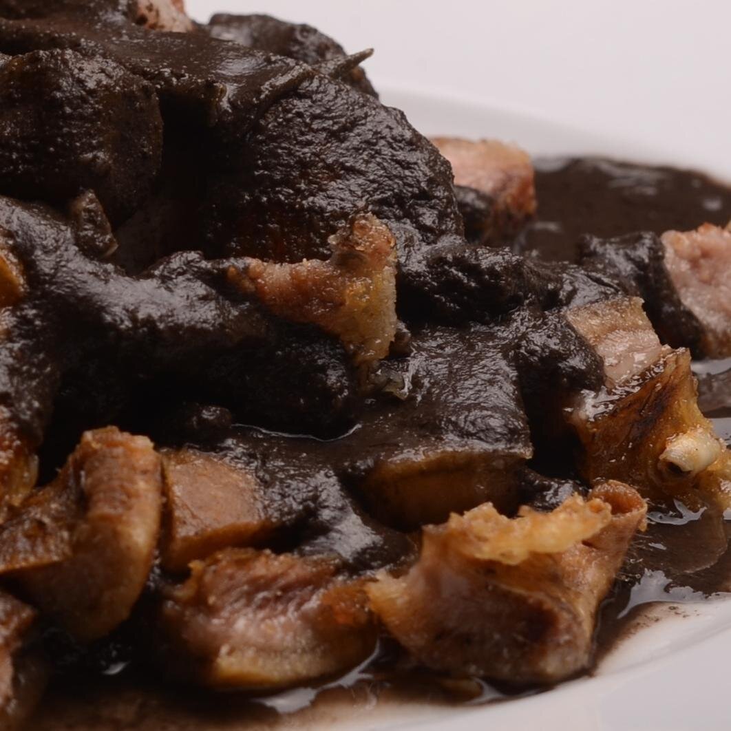 Famous Dinuguan Sa Kawali, Crispy Pata, Buffalo Wings, Cripy Pata, Crispy Ulo, Kalderetang Kambing, Kilawin, Sisig, atbp!