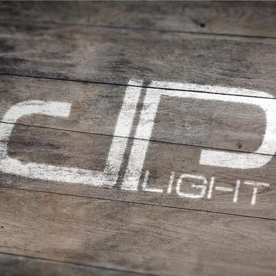 Lampada personalizzabile dal design semplice e funzionale.
Customizable lamp, with a simple design.