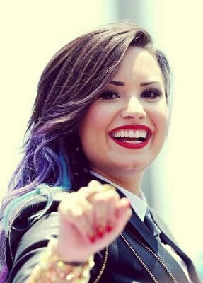 Demi achou que minha bio era brigadeirow e comeu agora finge que o botão follow é a bunda dela e não perde a oportunidade de apertar. May, 16, Lovatic.