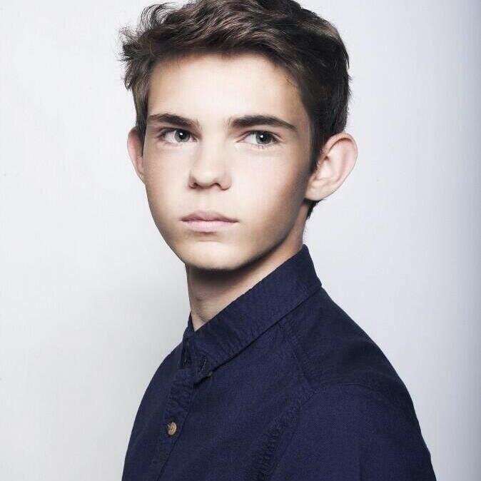 This account represents the fans of @RobbieKay_. ♥ It's an official account for #Robbers. - 2 admins.