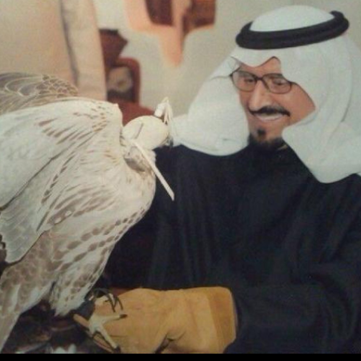 تويتر ورقہ صغيره تتسع 140 حرف .. فيہا من يكتب باحتراف ومن يكتب بانحراف !!
اليوم تفعَل ماتشاء وتشتہي .. 
وغداً تمَوت وترفع الأقـلامَ !!!!!!!
مفضلتي ستجد مايعجبك