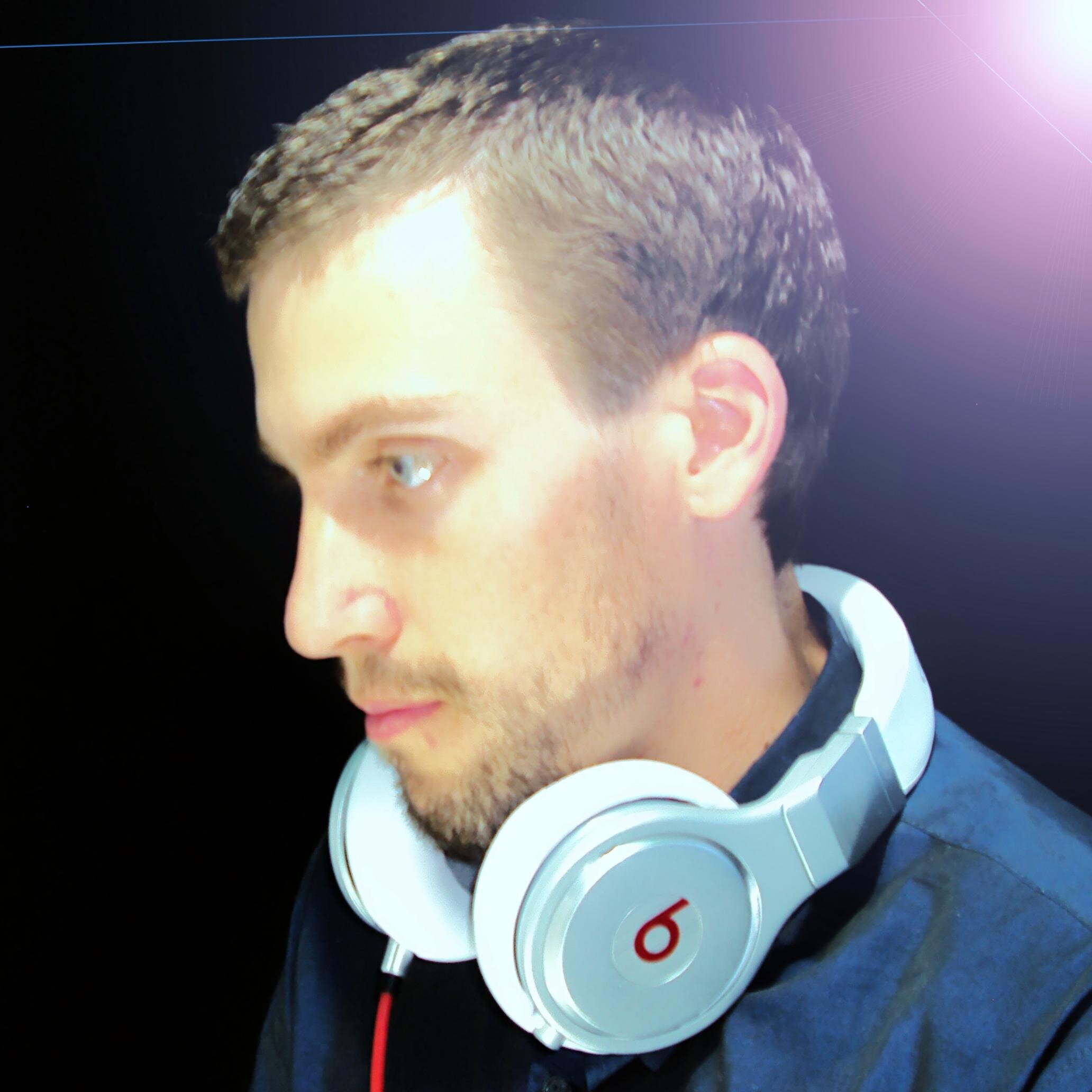 Dj e Produtor, traz seu line sempre atualizado com o melhor da EDM, faz da música sua vida,