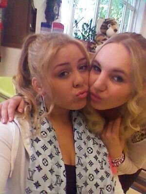 •k hou van je ! x @_melisssaaax •Insta xboliiewollie#TEAMDOM •16yo •Chicks before dicks♥ #Teamtongpircing #Familie1 lovebesiee's Cheyenne,Melissa 3