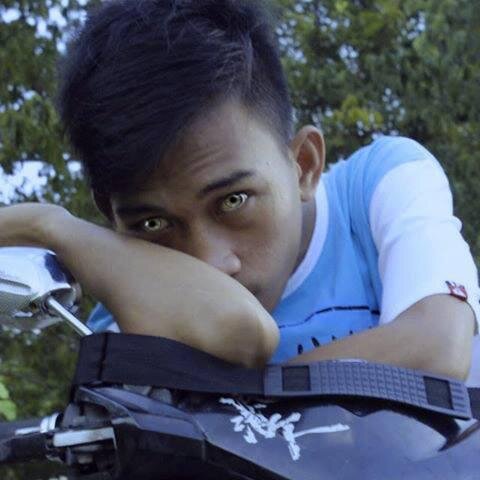 Jika kamu gk bisa tertawa pada lelucon yg sama, mengapa kamu menangis berulang² pd mashala yang sama ★@Chasma.Wati.Malik★
