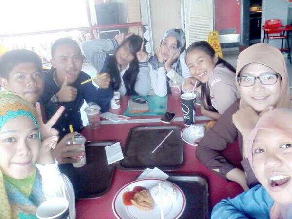 Rara Shinta HPL di Smansasoo.
 follow me yaa, tapi mention aku dulu (*^▲^*) ♥SoS/XII iA 7:) STIE PERBANAS SURABAYA 2014