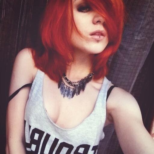 Nes_Nes_Nes's profile picture. лежа без сна я думаю о смерти Офелии.Меня мучает запах гниловатой воды,вялые стебли лилий вползают в мою аорту,и плеск весла,зацепившегося за прядь золотых воло