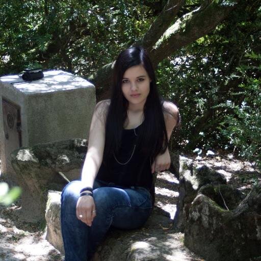 I'm Sara! 17 years old. From Portugal. I like arts: treather, dance, music...