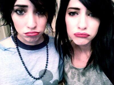 this profile is to talk to The veronicas and get closer to other fans.Any Vfan of any part of the world will be very welcome!